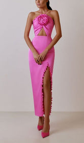 VESTIDO MIDI CON ABERTURA Y ADORNO FLORAL EN ROSA